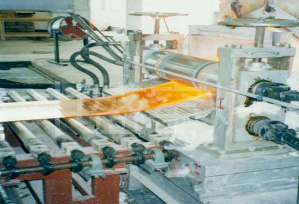 Rolling method of low expansion microcrystalline glass kiln